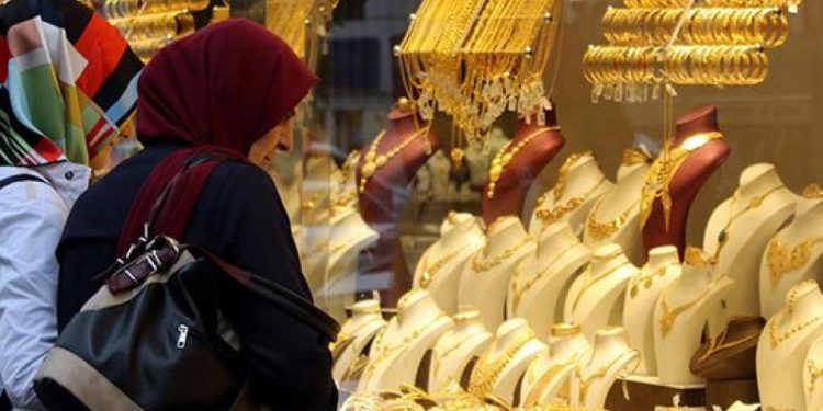 Vatandaş elindeki altını kolay kolay vermiyor