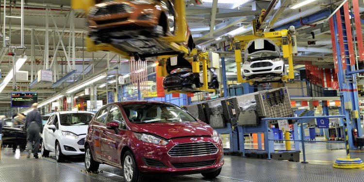 İthal oto satışları yerliyi “solladı”