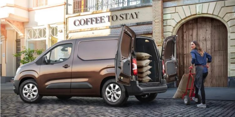 Otomotivdeki geri vitese ticari araçla “ara gaz”