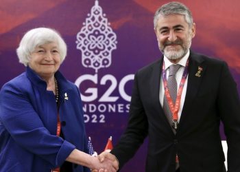 Akaryakıt fiyatlarına çift yönlü bakmak gerek