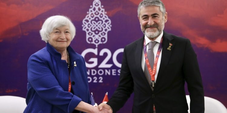 Akaryakıt fiyatlarına çift yönlü bakmak gerek