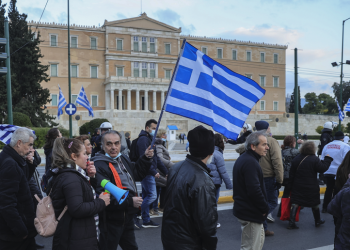 Yunan Parlamentosu tasarruf için ışık ayarına gitti