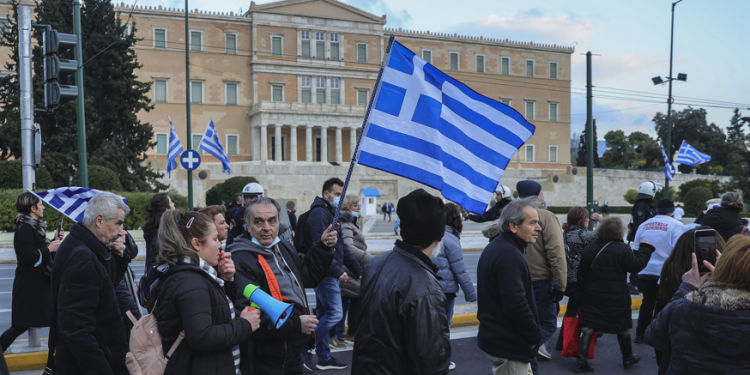 Yunan Parlamentosu tasarruf için ışık ayarına gitti