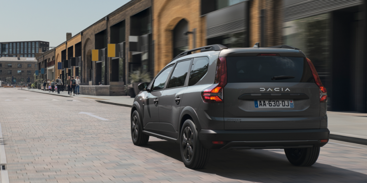 Dacia’nın ilk hibrit motoru Nisan’da buluşmaya hazır