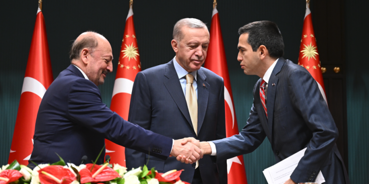 Asgari ücreti belirlerken tüm kesimler düşünüldü