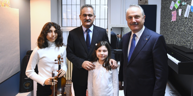 Türkiye’nin geleceğine yatırımlar yapıyoruz