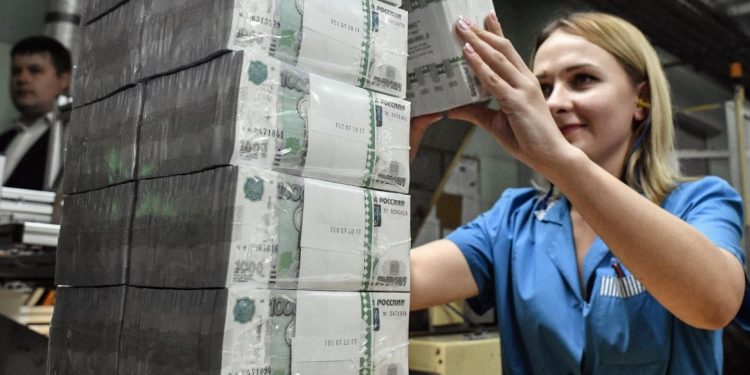 Ruslar dolardan hızla uzaklaşıyor
