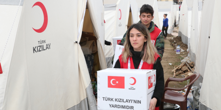 Türk Kızılay depremzedenin tüm ihtiyacını karşılıyor