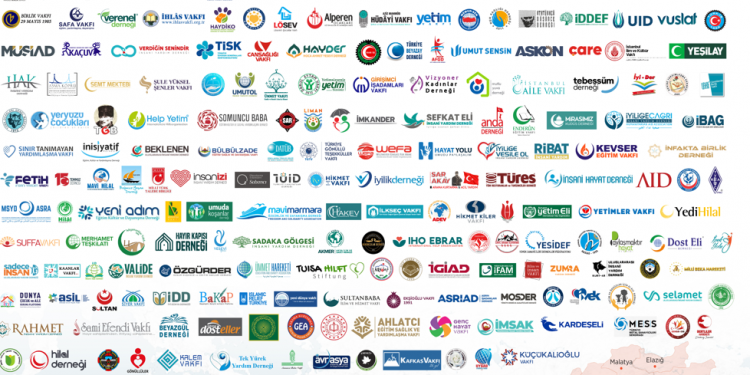 Maddi ve psikolojik destekle insanlara moral veriyorlar