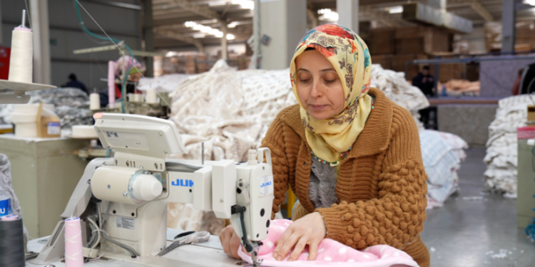 Uşaklı sanayicilerden 1.5 milyon battaniye