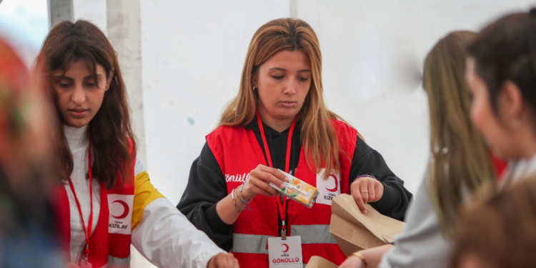 Deprem bölgesinde ramazan için hizmeti seferber etti