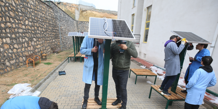 Depremzedeler için güneş enerjisi bankları kuruldu