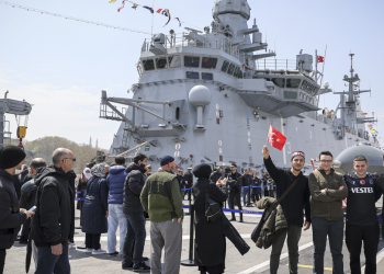 TCG Anadolu gemisi halkla buluştu