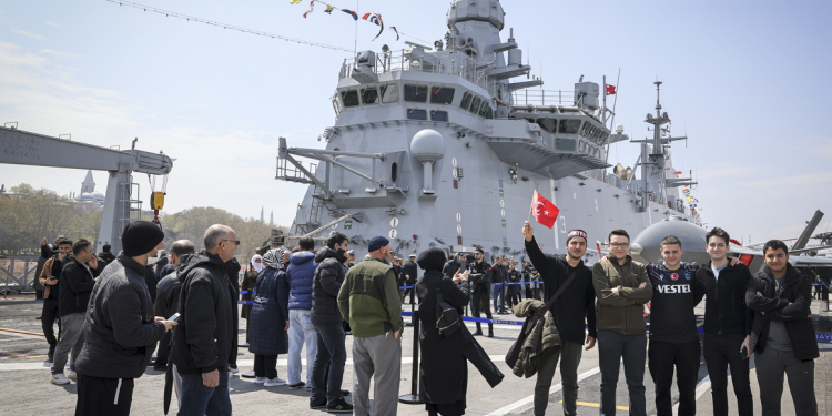 TCG Anadolu gemisi halkla buluştu