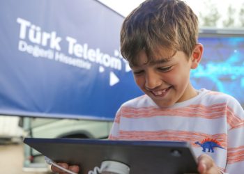 Türk Telekom, depremzede çocukların yanında