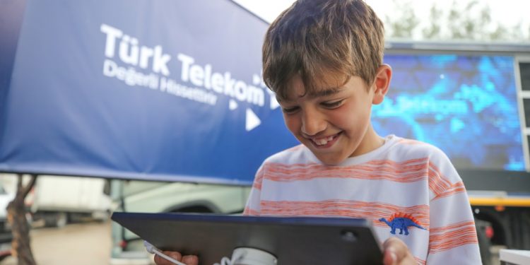 Türk Telekom, depremzede çocukların yanında