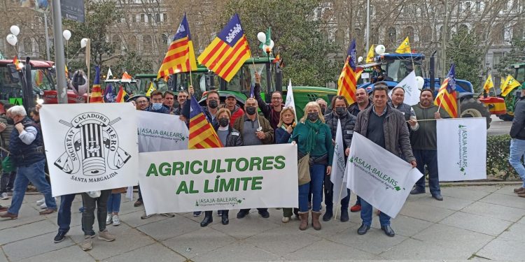 İspanyol köylüler kırsal yaşam için ayaklandı