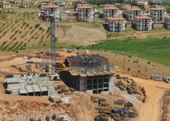 Deprem konutlarının yapımı devam ediyor