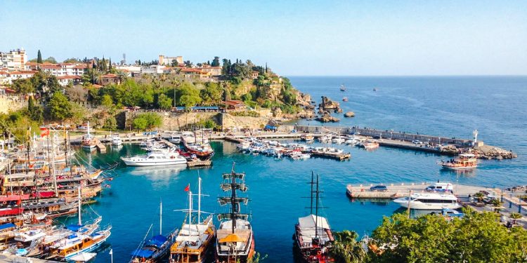 Ruslar ve İranlılar gözünü Antalya ve İstanbul’a çevirdi