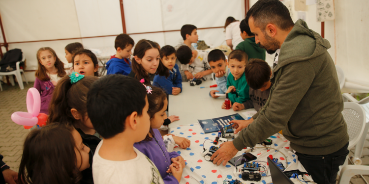 “Bilim Her Yerde” Projesi ile depremzede çocuklara destek