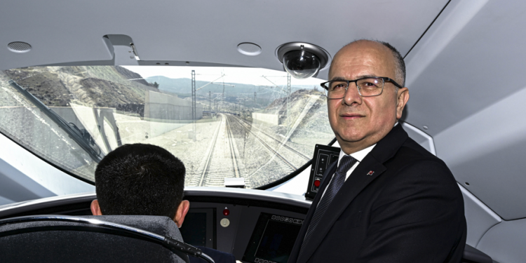 TCDD Türkiye’yi “demir ağlarla” örüyor