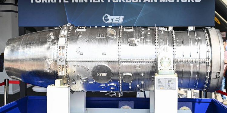 Türkiye’nin milli uçak motoru vitrine çıktı