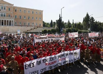 Yunan işçi ve memurlar çalışma yasasına tepkili
