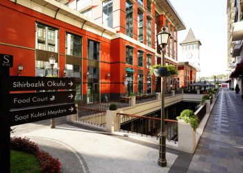 Yenilenen semtin yeni çarşısı açılıyor