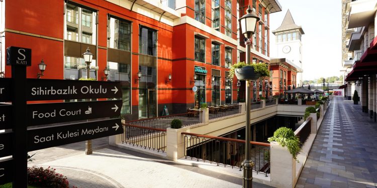 Yenilenen semtin yeni çarşısı açılıyor