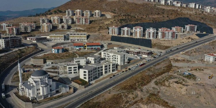 İzmirli depremzedelere 3 bin 887 konut teslim edildi