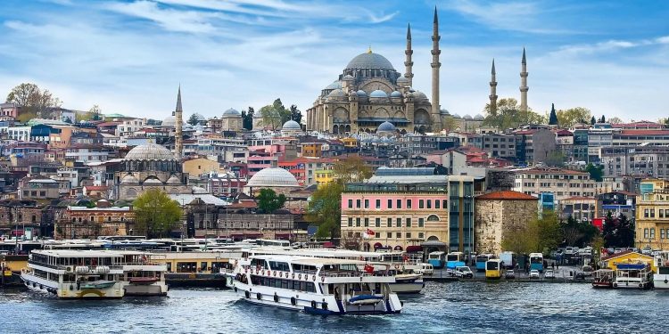 Türkiye turizm gelirini yılın son dönemi artırdı