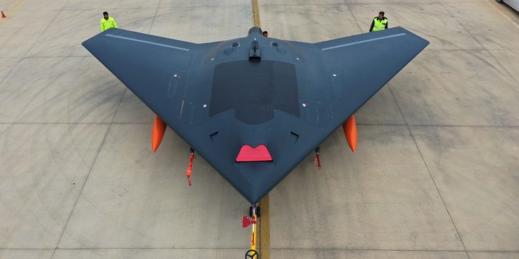 ANKA-3 buluşmaya hazır KAAN uçuş için montajda