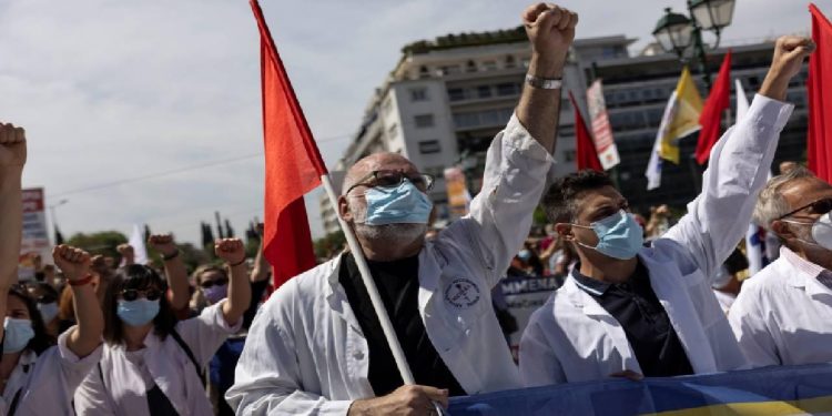 Yunanistan’da yeni vergi yasası protesto edildi