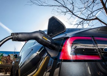 Elektrikli araçlar da şarj istasyonu da arttı