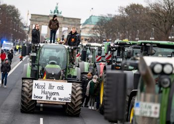 Almanya’da çiftçiler “kesintiye” tepki gösterdi