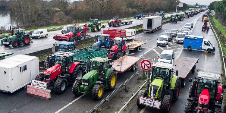 Fransa’da ekonomik eylemler bitmiyor