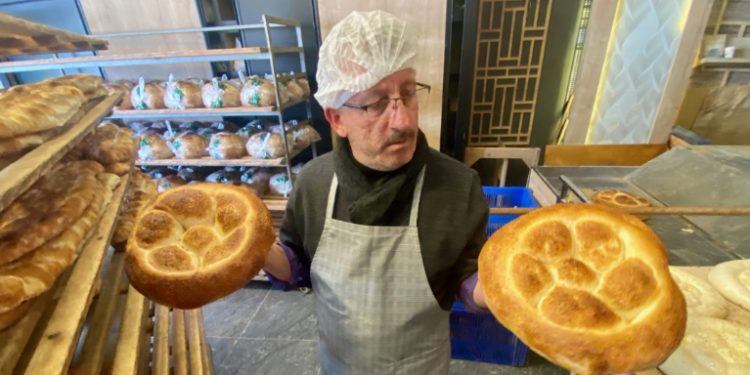 Ramazan pidesi 15 lira  ekmek fiyatı ise sabit