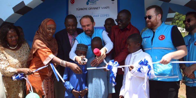 Türkiye Diyanet Vakfı, Kenya’da su kuyusu açtı, gıda dağıttı