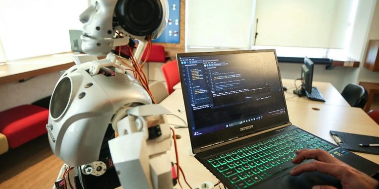 Türk robot “Cuma”da yapay zeka çalışmaları sürüyor