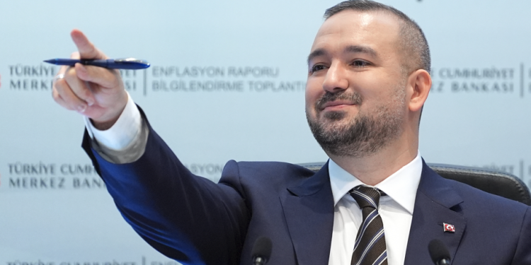 Merkez işi sıkı tutup dezenflasyona odaklandı