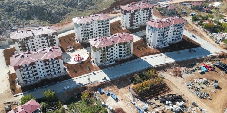 Deprem bölgesi sağlam temel üzerinde yükseliyor