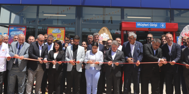 Bizim Toptan mağaza  atılımını sürdürüyor