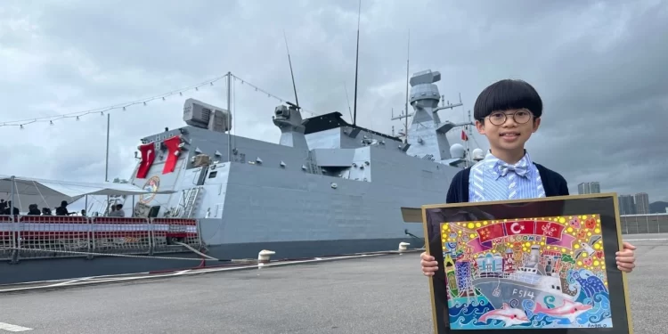 TCG Kınalıada uluslararası sularda yüzmeye devam ediyor