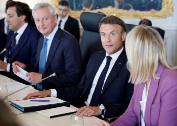 Fransız ekonomisi “sağlı sollu”  baskıyla karşı karşıya