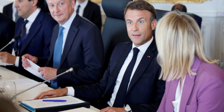 Fransız ekonomisi “sağlı sollu”  baskıyla karşı karşıya