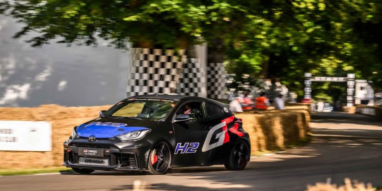 Toyota yeni modellerini “Hızla” tanıttı