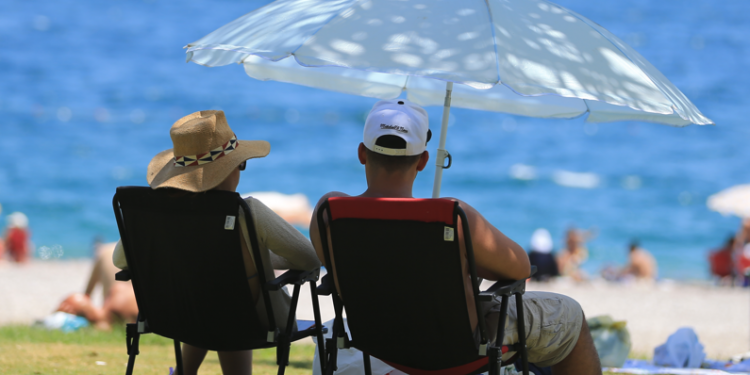 Turizm gelirleri artarken ziyaretçi sayısı zirvede