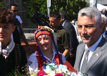 Türk ekonomisi hem büyüyor  hem yıldızını parlatıyor