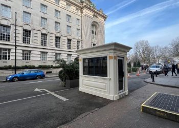 Karmod’un güvenlik kioskları İngiltere’nin tarihi caddesinde
