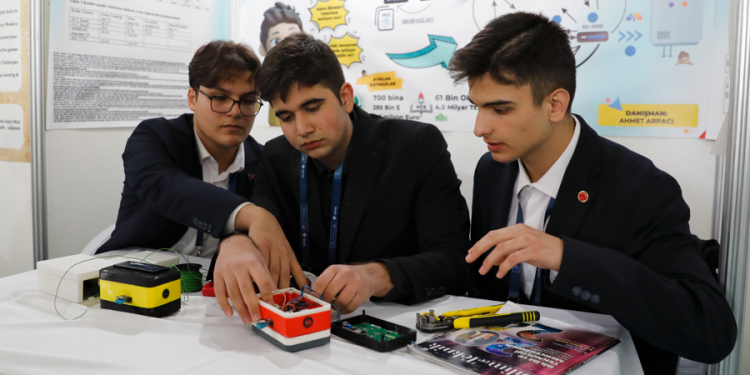 Kamu bina yalıtımına öğrenci eli değdi